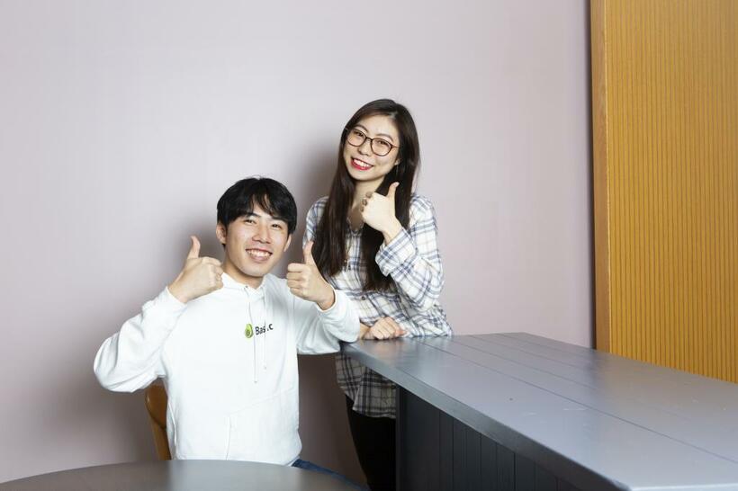 YouTubeチャンネル「StudyInネイティブ英会話」に出演するみっちゃん（右）と清家（左）（写真／高橋奈緒・写真部）