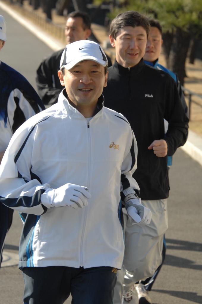 ２００７年、皇居外周をジョギングする徳仁皇太子　（ｃ）朝日新聞社