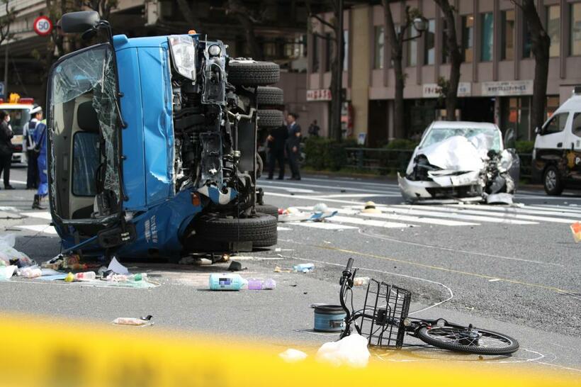 事故現場で横転したゴミ収集車（左）と衝突した飯塚幸三被告の乗用車＝昨年４月　（ｃ）朝日新聞社