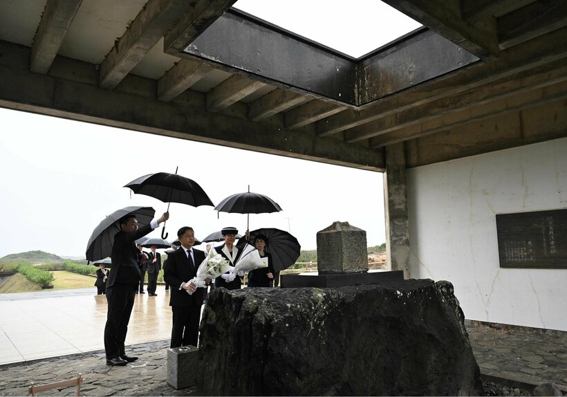 硫黄島戦没者の碑（天山慰霊碑）で献花する天皇陛下と皇后雅子さま。石碑の上部には、暗い地下壕の中で日光を思い、飲料の雨水を激しく求めた戦士の心境を思い、天窓が設けられている。=2025年4月7日午後3時24分、東京都小笠原村