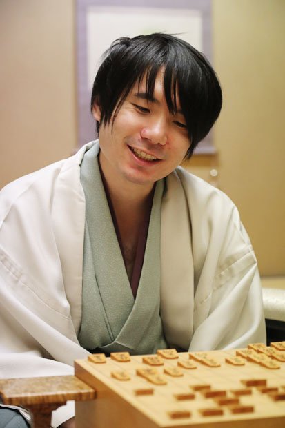 第７５期将棋名人戦での佐藤天彦名人。終局直後は神妙な顔つきだった佐藤名人も、この笑顔＝甲府市、堀英治撮影 　（ｃ）朝日新聞社