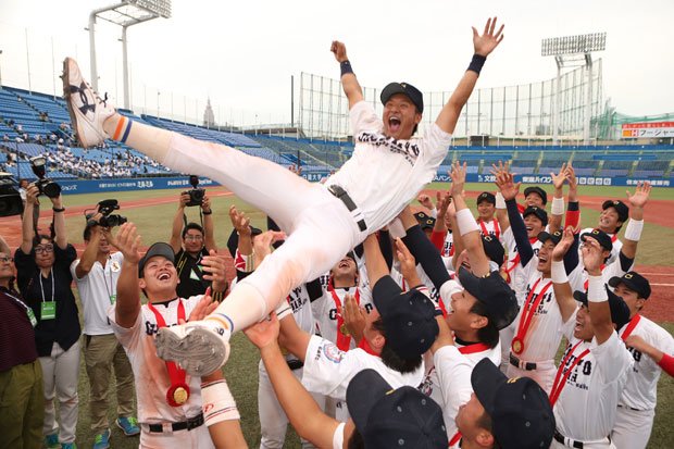 昨年の全日本大学野球選手権を制した中京学院大学の選手たち。今年は、どの大学が栄冠に輝くのか＝２０１６年６月１２日、林紗記撮影　（ｃ）朝日新聞社