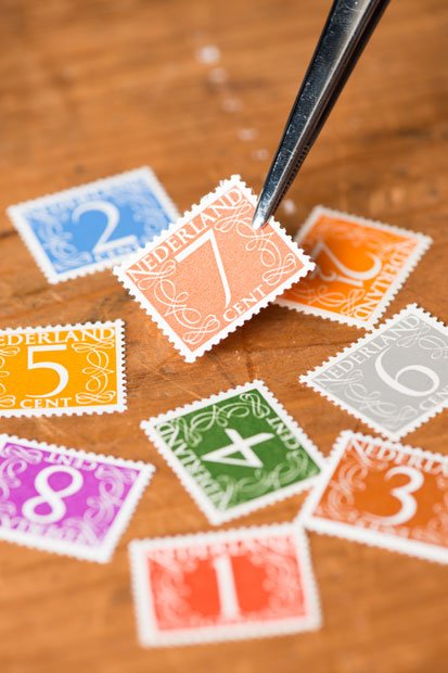 タイポグラファーのヤン・ファン・クリンペンがデザインした数字の切手。１色でも魅力的な切手はある。守先さんお薦めのシリーズ（撮影／写真部・岸本絢）