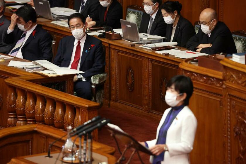 10月13日の参院本会議で立憲の森ゆうこ副代表の質問を聞く岸田首相（C)