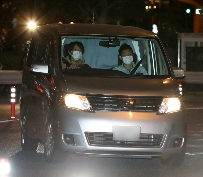 警視庁東京湾岸署に移送される沢尻エリカ容疑者を乗せた車　（c）朝日新聞社