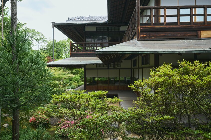 期間限定で公開されている妙心寺天球院。書院の縁側に佇み、目前に広がる緑を心ゆくまで楽しんで　photo JR東海提供
