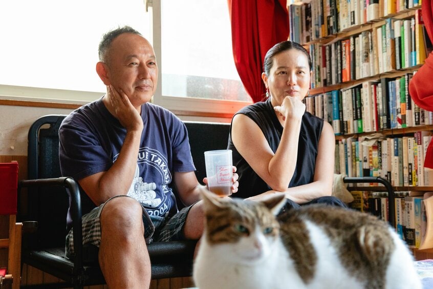 足立紳監督と、プロデューサーの妻、晃子さん。ドラマ・劇場版ともに「それでも俺は、妻としたい」の舞台となった都内の自宅で（撮影：写真映像部・山本二葉）
