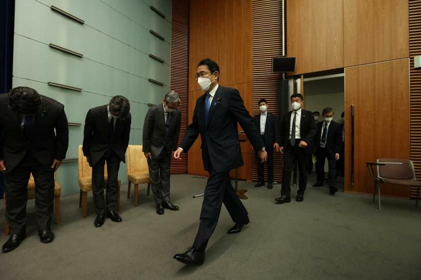 新型コロナの療養期間が明け、会見に臨む岸田文雄首相。旧統一教会と自民党の関係が指摘されている点については「率直におわび申し上げます」と陳謝した/8月31日