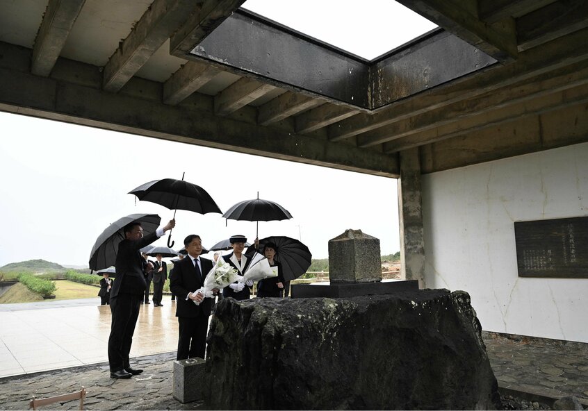 硫黄島戦没者の碑（天山慰霊碑）で献花する天皇陛下と皇后雅子さま。石碑の上部には、暗い地下壕の中で日光を思い、飲料の雨水を激しく求めた戦士の心境を思い、天窓が設けられている。=2025年4月7日午後3時24分、東京都小笠原村