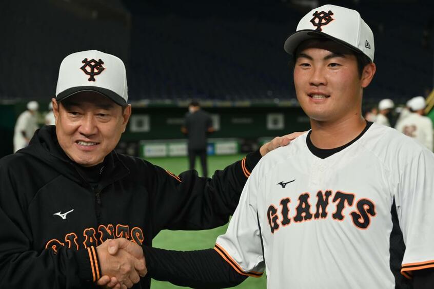 原辰徳監督と菊地大稀投手