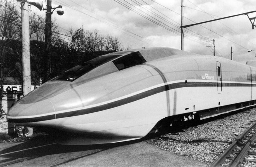 JR西日本が開発した500系900番代「WIN350」。写真は運転室が盛り上がった新大阪寄りの先頭車、500―906号車(C)朝日新聞社