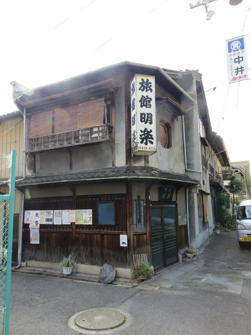 大阪府大阪市「山王市場通商店街」。西成区の再開発が進んでいないエリアにごっそりと残る昭和(撮影/山本有)
