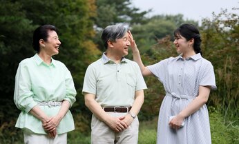 〈休日の皇室〉愛子さまのワンピは、「凛としてロマンティック」 プロもため息の着こなしは、天皇陛下と「おそろいコーデ」でほっこり
