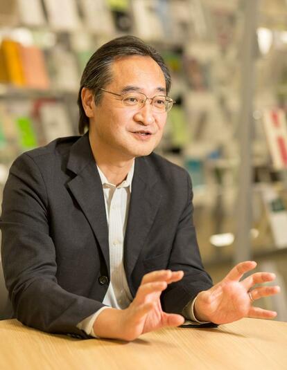 立命館大学アート・リサーチセンター 赤間 亮教授(59)/国内に現存する大量の浮世絵をデータ化するなど、歴史的文書とデジタルを組み合わせた研究を行っていたことが、今回のシステム開発につながった(立命館大学提供)