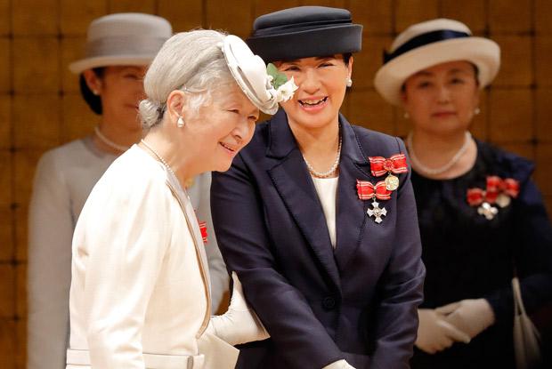 今年５月、日本赤十字社の全国大会に出席した皇后さまと雅子さま。皇后さまが次期名誉総裁の雅子さまを会場に紹介した（日本赤十字社提供）