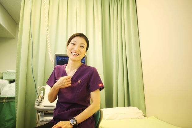 乳腺外科医　何森亜由美さん（４５）高松平和病院外科、がん研有明病院乳腺センター外科に勤務。多忙な日々の息抜きは、「夜中にＤＶＤでＦＢＩ系やスパイ映画を見ること」（撮影／鈴木愛子）
<br />