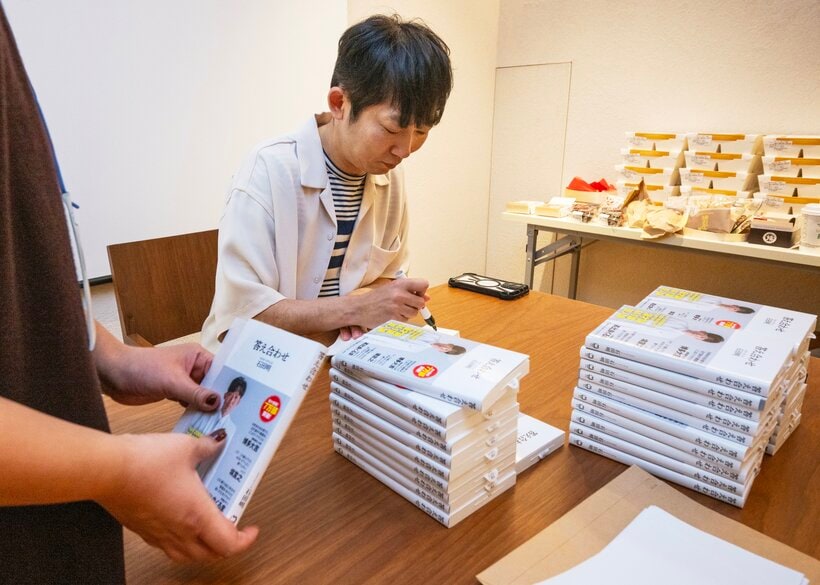 著書『答え合わせ』（マガジンハウス新書）は累計7万部を突破。漫才とは何かに始まり、M－1グランプリの採点、ストリート漫才から頂点に上るまでのこと、お笑いの未来など、漫才の見方が変わる一冊（写真：横関一浩）