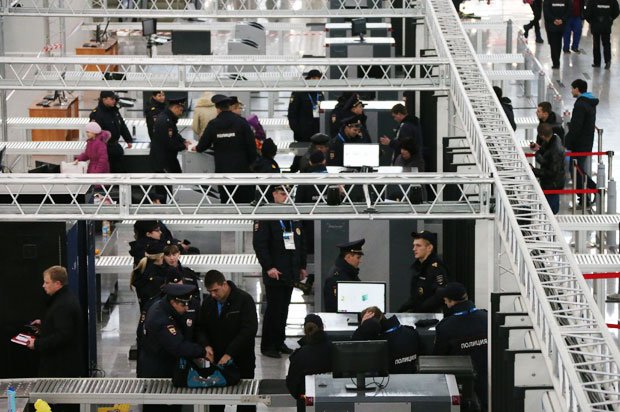 五輪会場近くの主要駅では、厳しいセキュリティーチェックが　（c）朝日新聞社　＠＠写禁