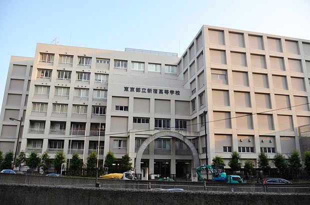 新宿高校０４年に新校舎が完成した。ここ１０年間で偏差値が１０ポイントアップと急成長。教師、生徒が一丸となり「チーム新宿」で勉強に取り組んでいる（撮影／柿崎明子）