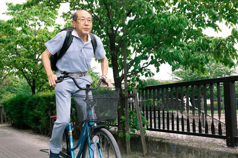 リュックを背負い、遠い街まで自転車で疾走していくのが桐谷スタイル。若い頃から体力は抜群で、日本将棋連盟のマラソン大会では上位の常連だった(photo　写真映像部・戸嶋日菜乃)