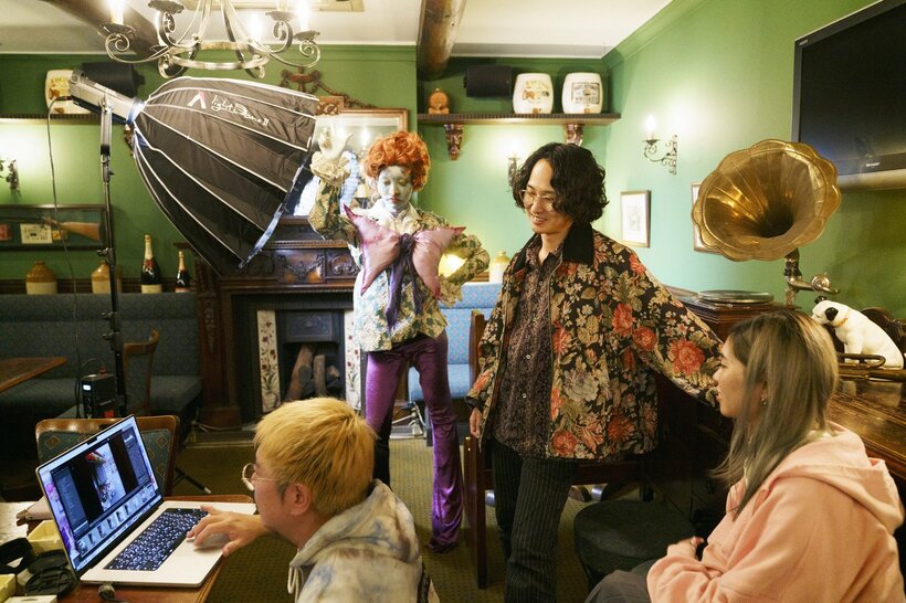 特殊メイクで「アフワ」となったモデルの伊藤亜和（中央左）と作品撮りをする。この世にリアルに存在するように、ロケ場所にもこだわる（写真／岡田晃奈）