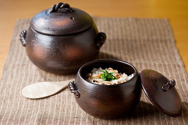 様々な形状・色から1合〜3合炊き用など、最近の炊飯土鍋はとってもオシャレ！