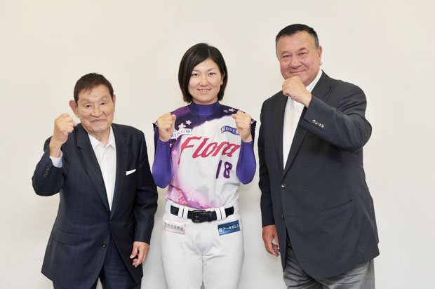 左から植草貞夫さん、京都フローラ小西美加選手、太田幸司さん