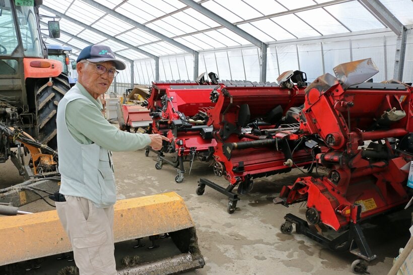 米作りにはさまざまな農業機械が必要だという＝米倉昭仁撮影