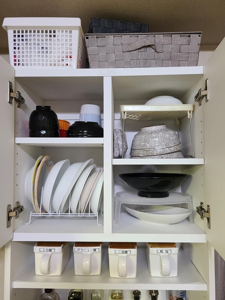 収納棚の上部はこんな感じ。調味料や食器が3秒で取り出せて、料理の時間も短縮できます