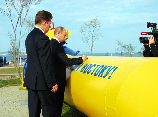 極東まで延ばしたパイプラインにサインするロシアのプーチン首相（当時）。ロ政府は天然ガスの需要が減る欧州から、アジア重視にシフトしている／２０１１年、ウラジオストク　（ｃ）朝日新聞社　＠＠写禁
<br />