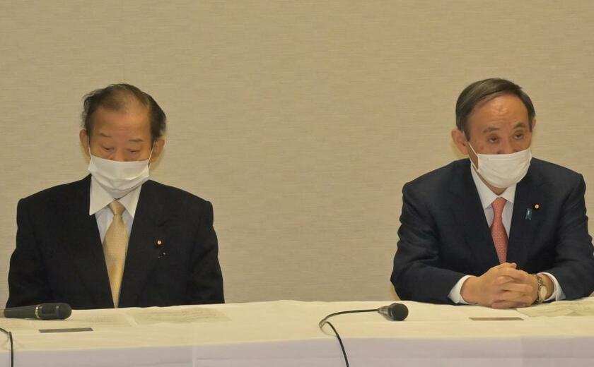 冴えない表情の二階幹事長（左）と菅首相（Ｃ）朝日新聞社