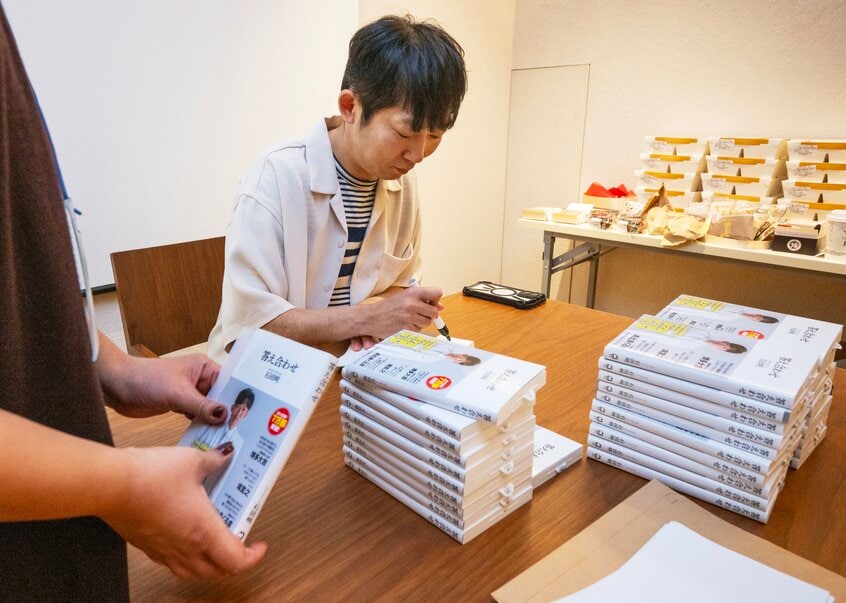 著書『答え合わせ』(マガジンハウス新書)は累計7万部を突破。漫才とは何かに始まり、M-1グランプリの採点、ストリート漫才から頂点に上るまでのこと、お笑いの未来など、漫才の見方が変わる一冊(写真:横関一浩)