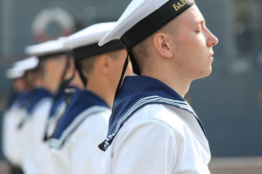 サンクトペテルブルクの水兵／ロシア海軍記念日でにぎわうサンクトペテルブルクの街角。まだ初々しい水兵たちが神妙に整列していた（撮影／写真映像部・小林修）