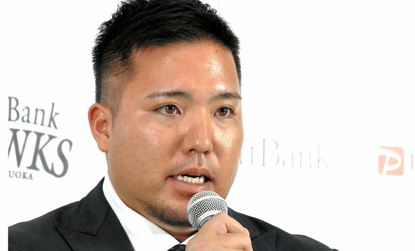 固い表情でソフトバンクへの移籍会見に臨んだ山川＝2023年12月19日