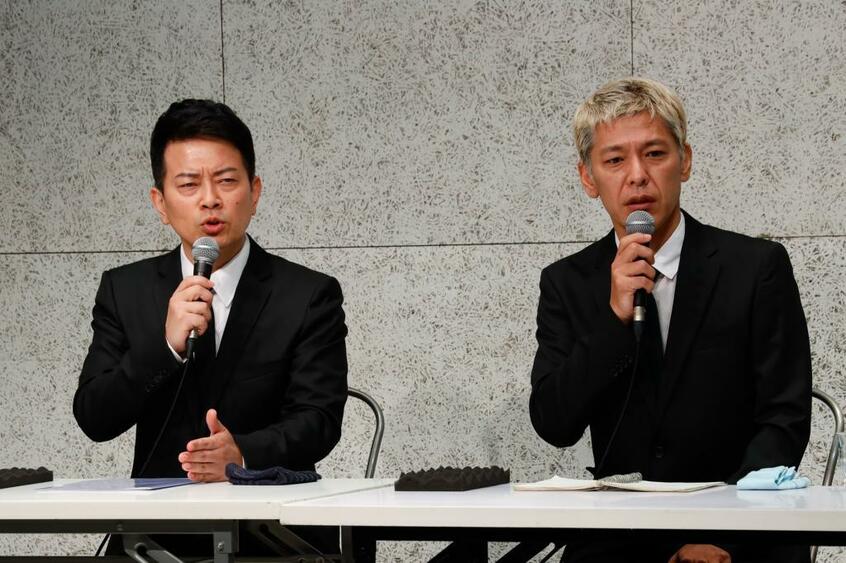 会見する宮迫博之と田村亮(撮影/今村拓馬)