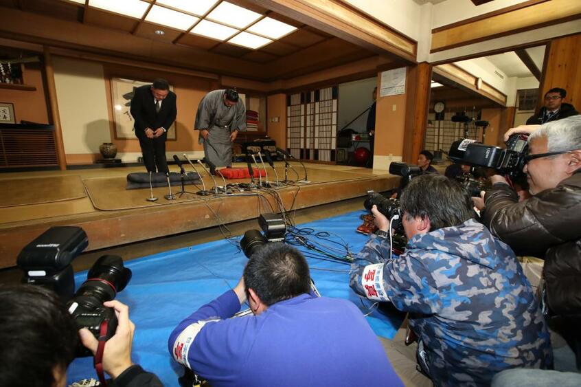 引退会見の最後に頭を下げる貴ノ岩(写真右) (c)朝日新聞社