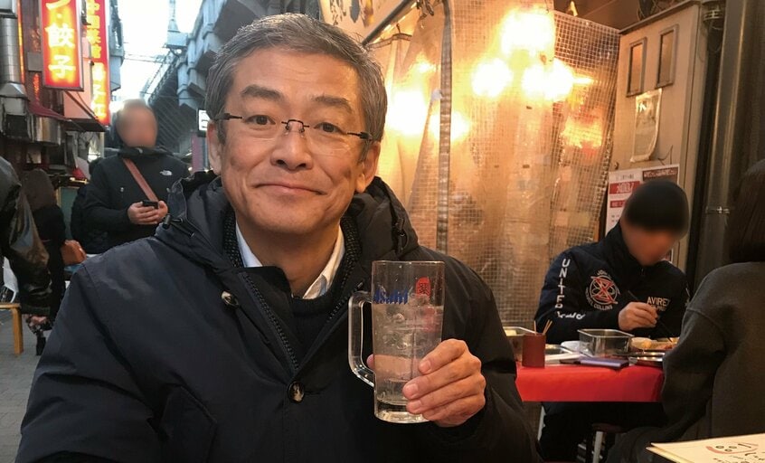 経済評論家の山崎 元さん。正月の昼間から上野の「せんべろ」系酒場へ。夫婦2人で（2019年1月5日）（写真提供・山崎 薫）