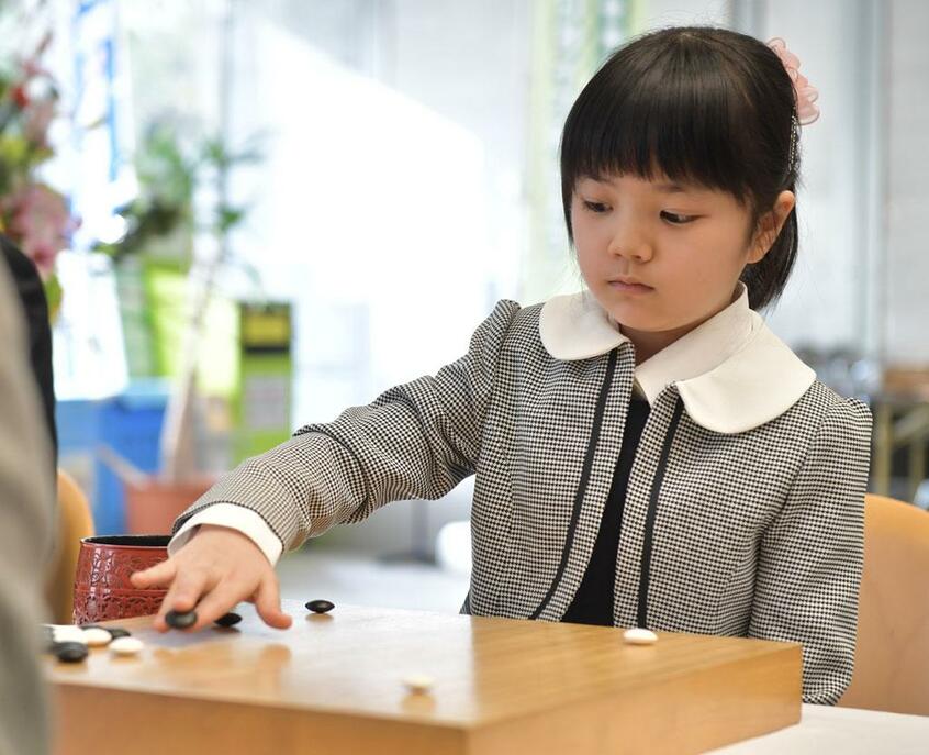 井山さんと記念対局する仲邑さん=19年1月6日、大阪府東大阪市役所 (c)朝日新聞社