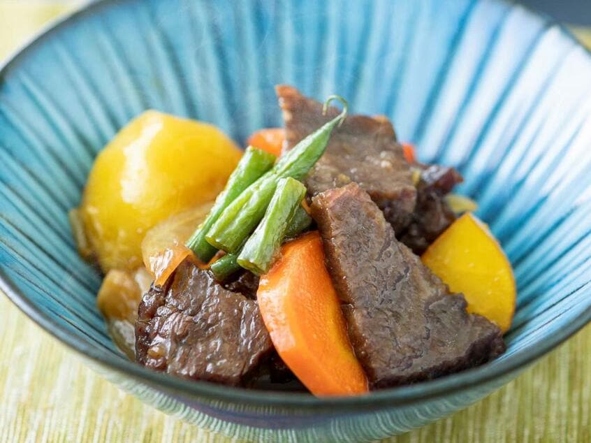 ビーフシチューの材料を肉じゃがにアレンジ(撮影・戸高慶一郎)