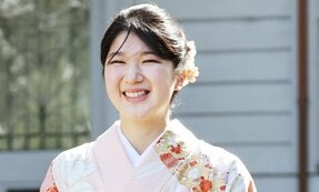 【2024年3月に読まれた記事①】【祝ご卒業】愛子さま　卒業式の着物には堂々たる天皇家の「菊紋」　格式高い三つ紋の本振袖と凛とした紺袴で花のような美しさ