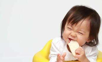 赤ちゃんのおやつは4回目の食事 市販菓子をあげていいか迷ったときの判断基準とは?