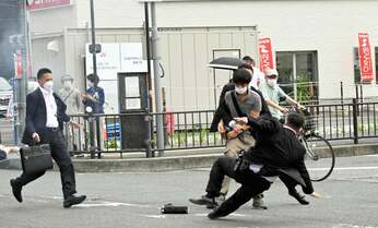 なぜ? 安倍元首相銃撃に「スナイパーの仕業」「やらせ」陰謀論いまも〈安倍元首相銃撃事件から3年〉