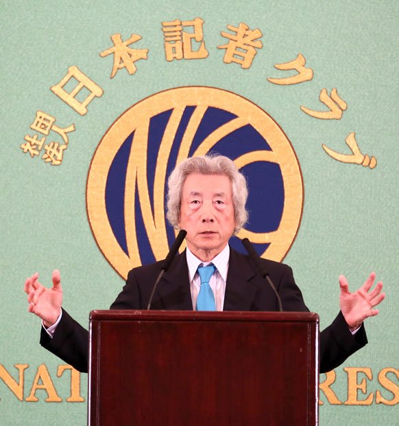 １１月１２日、日本記者クラブで会見する小泉純一郎元首相。カリスマ性は健在。いすを断り、１時間半にわたって立ち通しで話した（撮影／朝日新聞社・内田光）