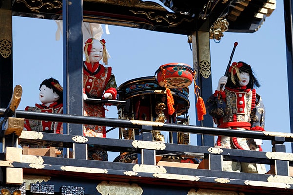 犬山祭の山車からくり「唐子遊び」。三体の唐子が倒立したり太鼓を叩く演技を披露