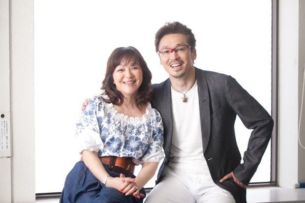 （左）岩崎宏美（いわさき・ひろみ）／１９５８年、東京都生まれ。７５年、「二重唱（デュエット）」でデビュー。２作目「ロマンス」で日本レコード大賞新人賞を受賞。８２年、「聖母たちのララバイ」で日本歌謡大賞を受賞。２０１７年４月公開のディズニー実写映画「美女と野獣」ではポット夫人の吹き替えを行った。最新シングル「絆」発売中。８月１６日にはアルバム「Ｈｅｌｌｏ！　Ｈｅｌｌｏ！」を発売。９月からはコンサートツアー「Ｈｅｌｌｏ！　Ｈｅｌｌｏ！」を開催する。（撮影／鈴木芳果）