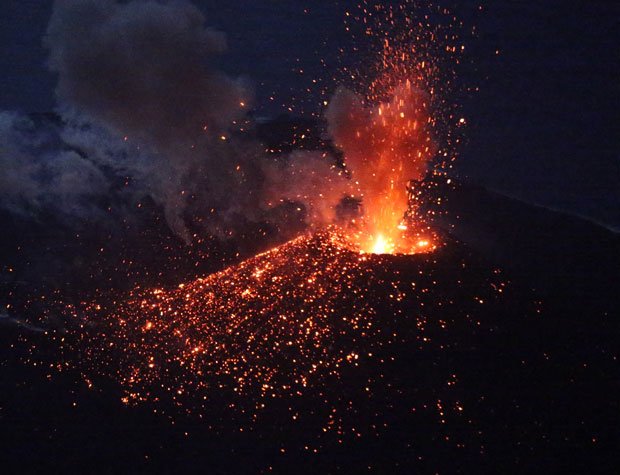 小笠原諸島の西之島では活発な噴火が続く。溶岩トンネルを抜けた赤い溶岩流が海に達していた（３月４日、朝日新聞社機から）　（ｃ）朝日新聞社　＠＠写禁