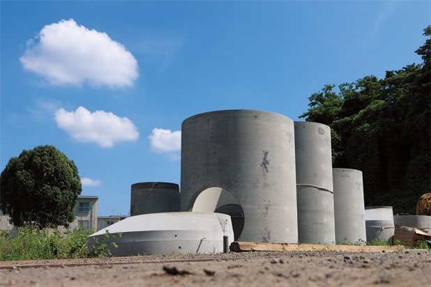 まもなく建物ができ生活空間になるだろう空き地。真新しいコンクリートの質感と青空に浮かぶ白い雲のコントラストを、ローアングルから切り取った。絞りはこのレンズで解像感が最も高くなるf5.6。ヌケもいい●EOS M10・AE（絞りf5.6・800分の1秒・－0.3補正）・ISO100・AWB・JPEG
<br />