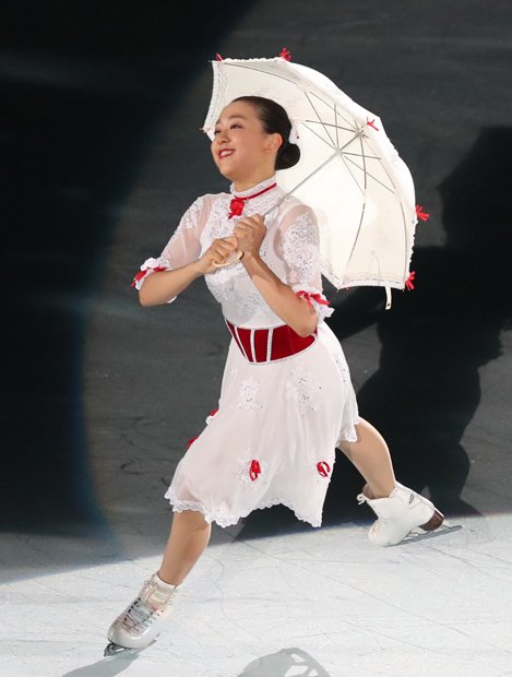 地元開催のアイスショーで「メリー・ポピンズ」のプログラムを舞う真央さん（今年８月、名古屋市）（ｃ）朝日新聞社