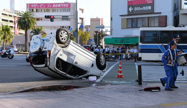宮崎市で歩行者ら６人がはねられた事故現場。軽乗用車を運転していた男性は、鹿児島県日置市から一般道を約７時間かけて運転してきたとみられる　（ｃ）朝日新聞社