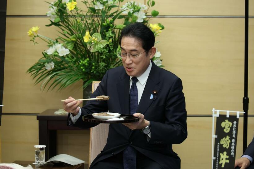 内閣総理大臣賞を受賞した「宮崎牛」を贈呈され、試食する岸田文雄首相／2月16日、首相官邸